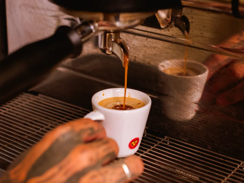 Barista preparando café especial no Café do Beco, cafeteria artesanal em Jericoacoara